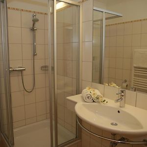 Zimmer mit Kingsize-Bett